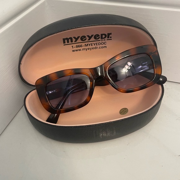 Sunglasses and case - Picture 4 of 4